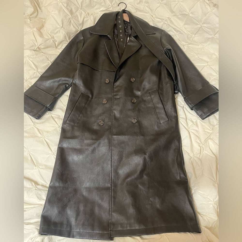 Brand: Pretty little thing Color: Black and Size: 4p (petite)